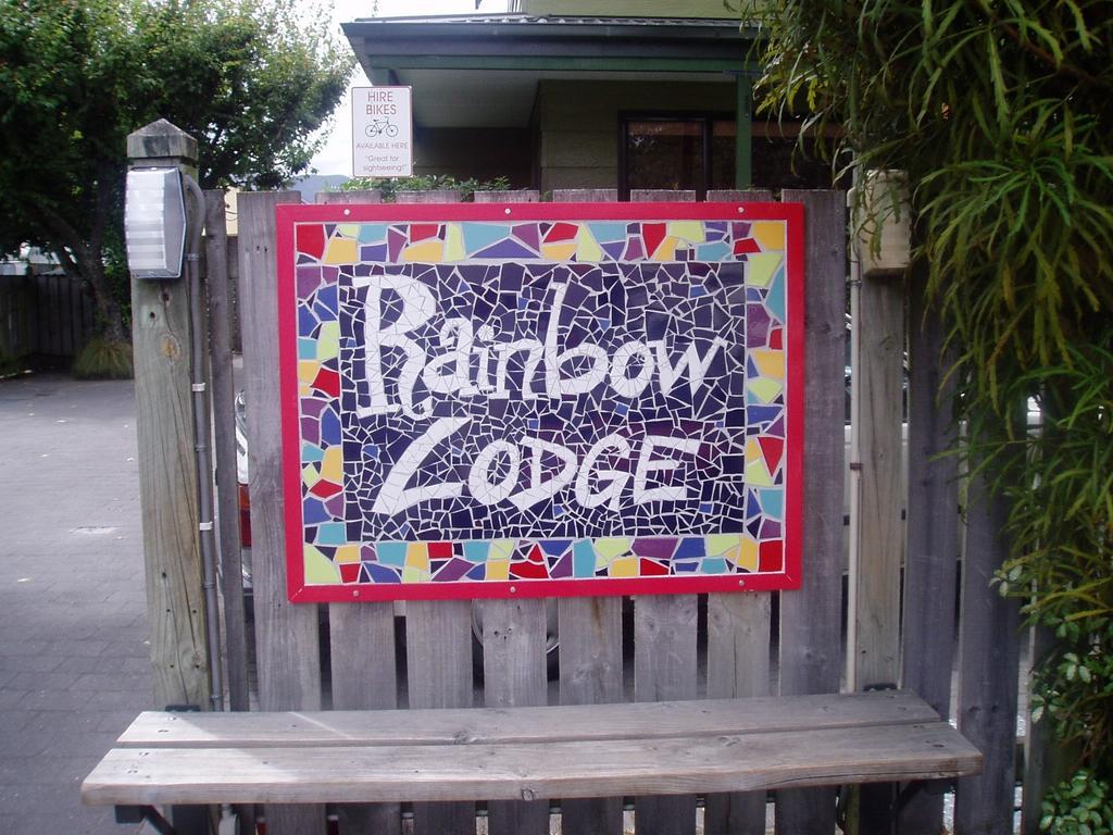 Rainbow Lodge Backpackers Taupo Exterior photo